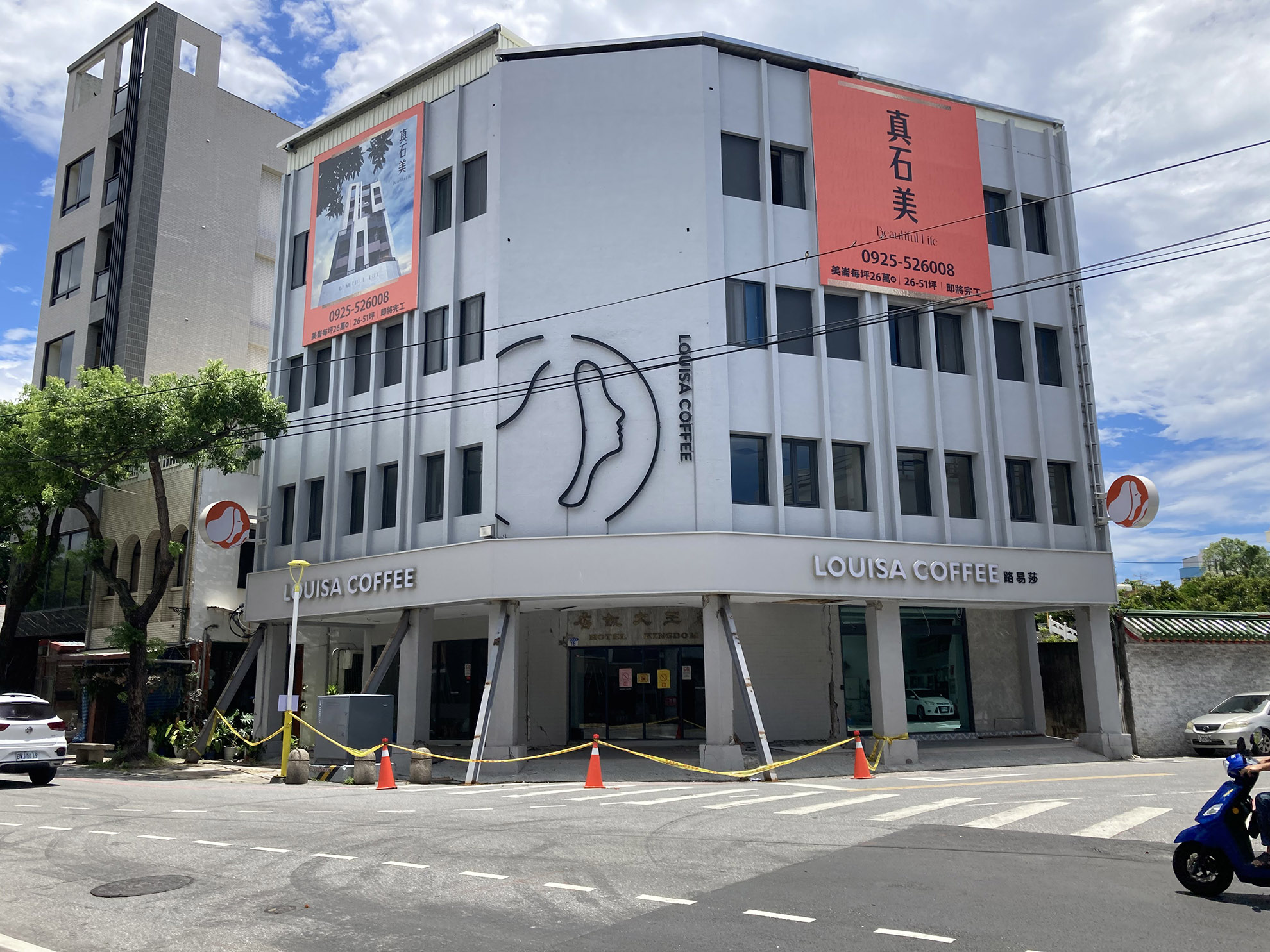 les poteaux du rez de chaussée sont très endomagés (rotules en tête), le bâtiment a été stabilisé par des étais en diagonale. le dispositif a résisté  à la répplique, pour ce bâtiment de petite taille. un bâtiment plus haut et plus endommagé, stabilisé par le même dispositif , s'est effondré sous la réplique du 26 avril (flambement des étais)